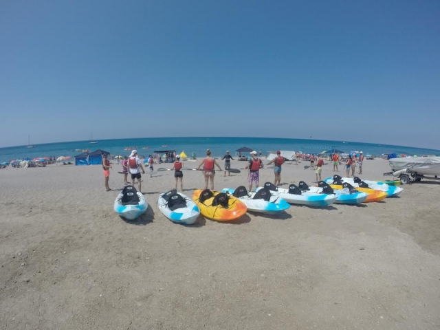 Preparando los kayaks en la arena.jpg